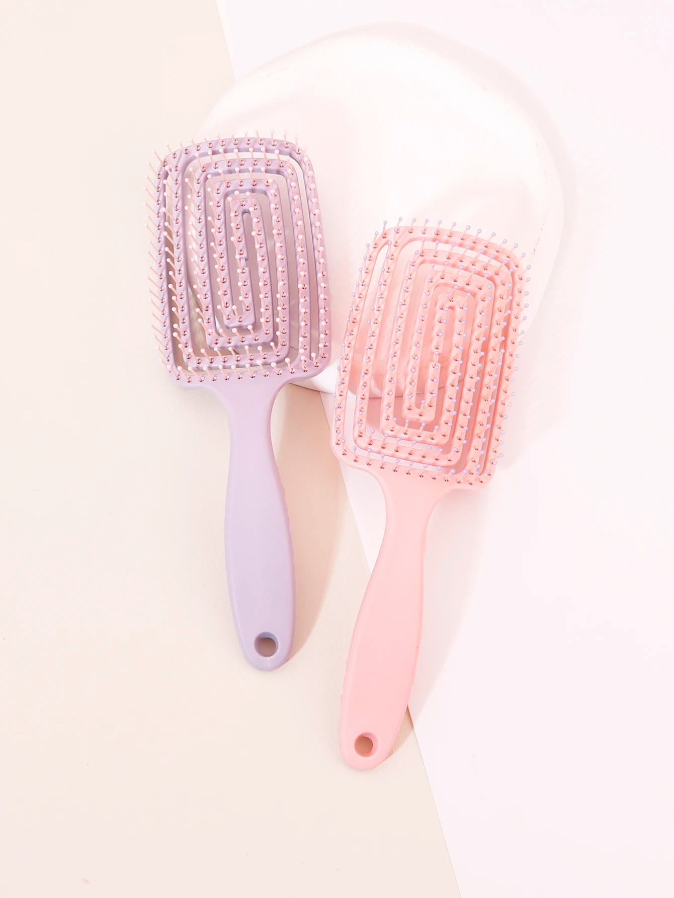 Massagehårborste med plastgrepp – skonsam kam för hår & peruker