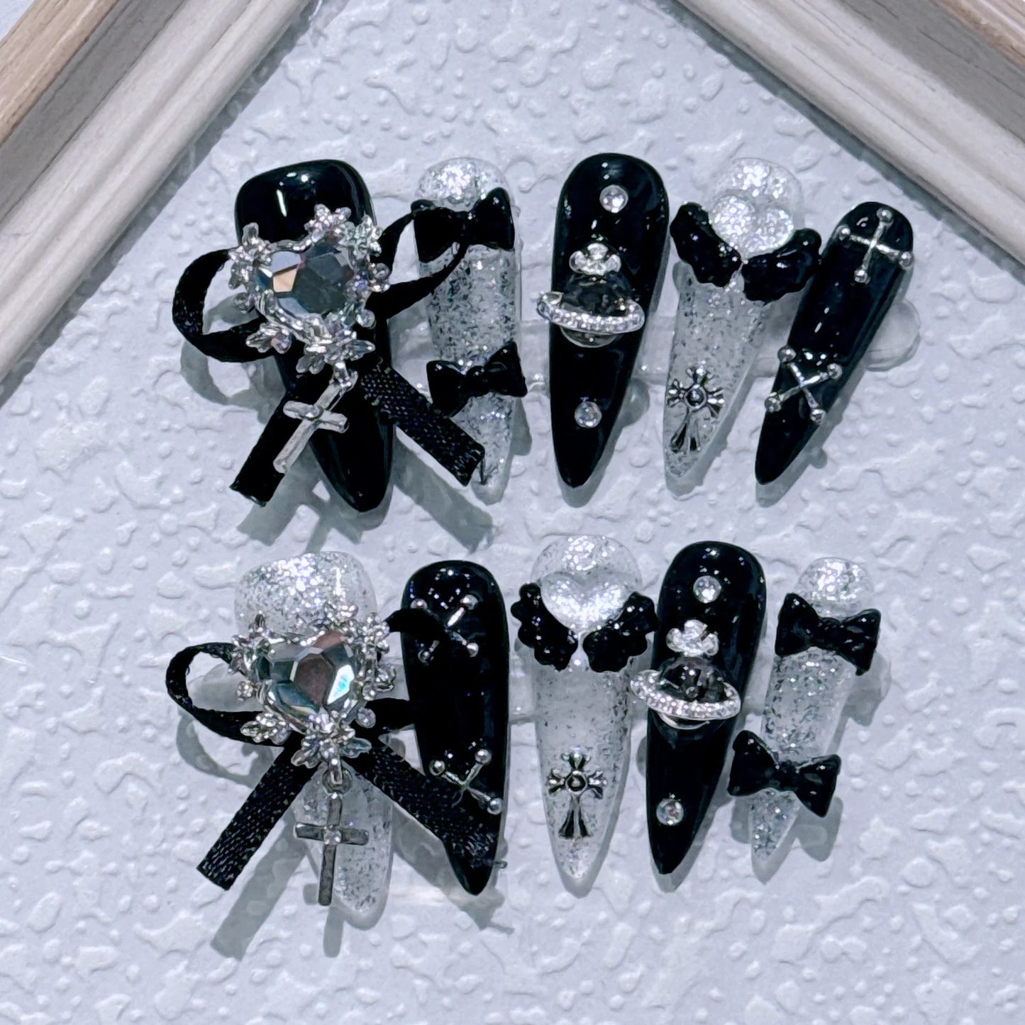 Handgjorda press-on naglar – rosa med svarta rosetter, återanvändbara