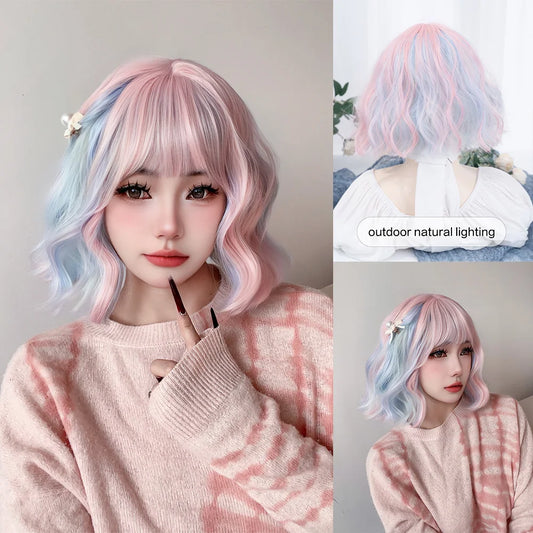 Lolita-peruk 30 cm – kort vågig peruk i blå & rosa toner med lugg