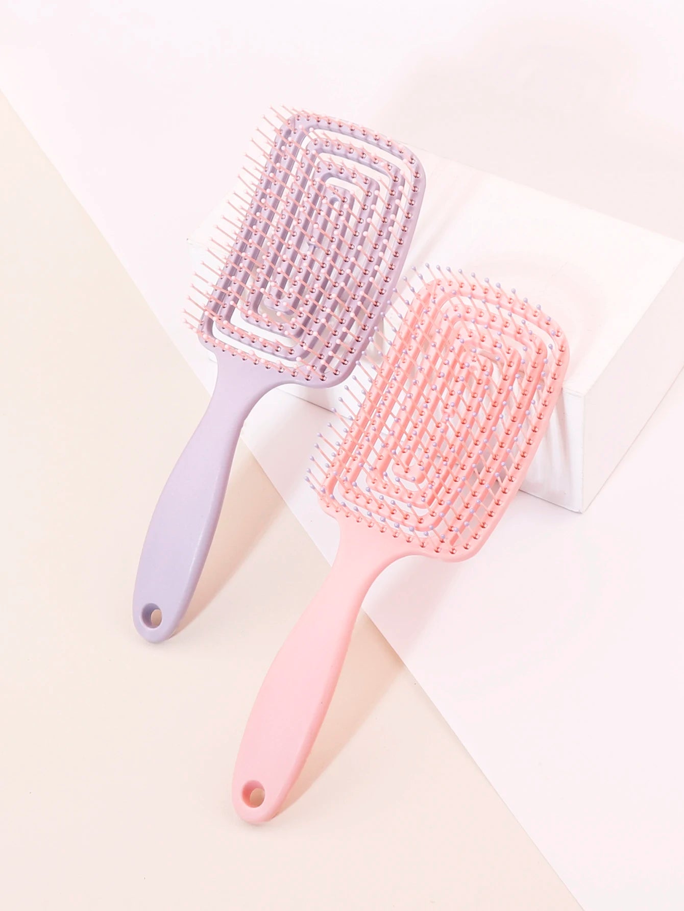 Massagehårborste med plastgrepp – skonsam kam för hår & peruker