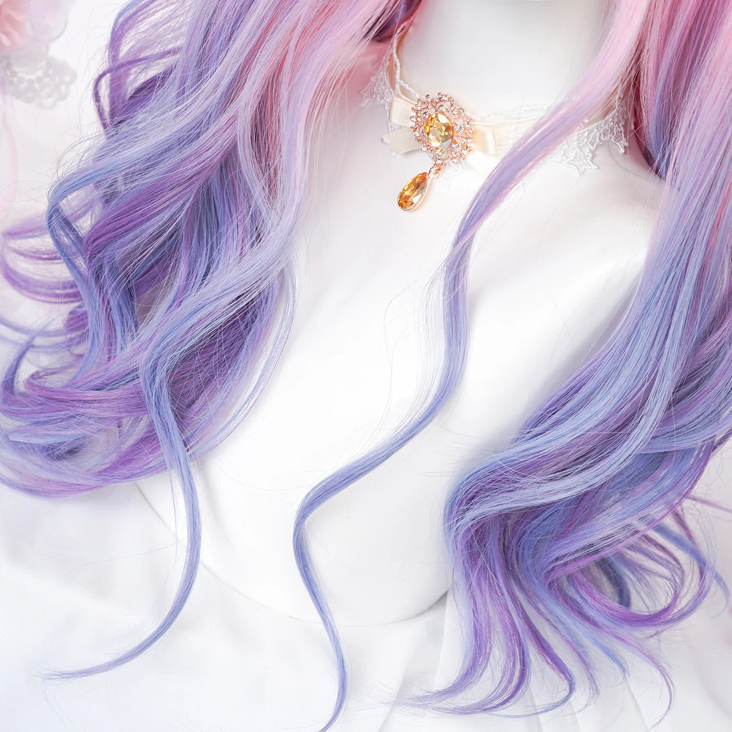 Lolita-peruk 66 cm – lång vågig rosa peruk med blå/lila ombre & lugg