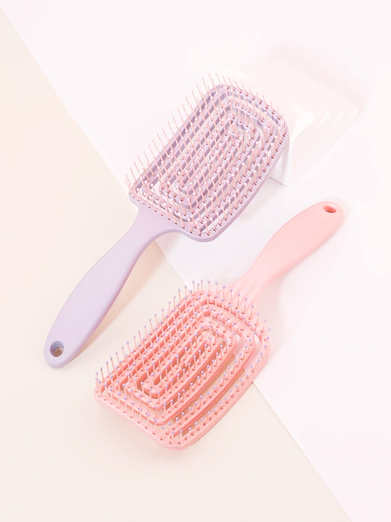 Massagehårborste med plastgrepp – skonsam kam för hår & peruker